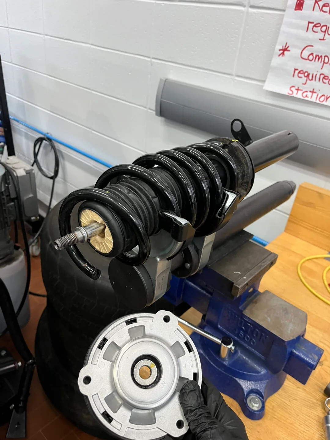 专用工具拆弹簧一点都不慌