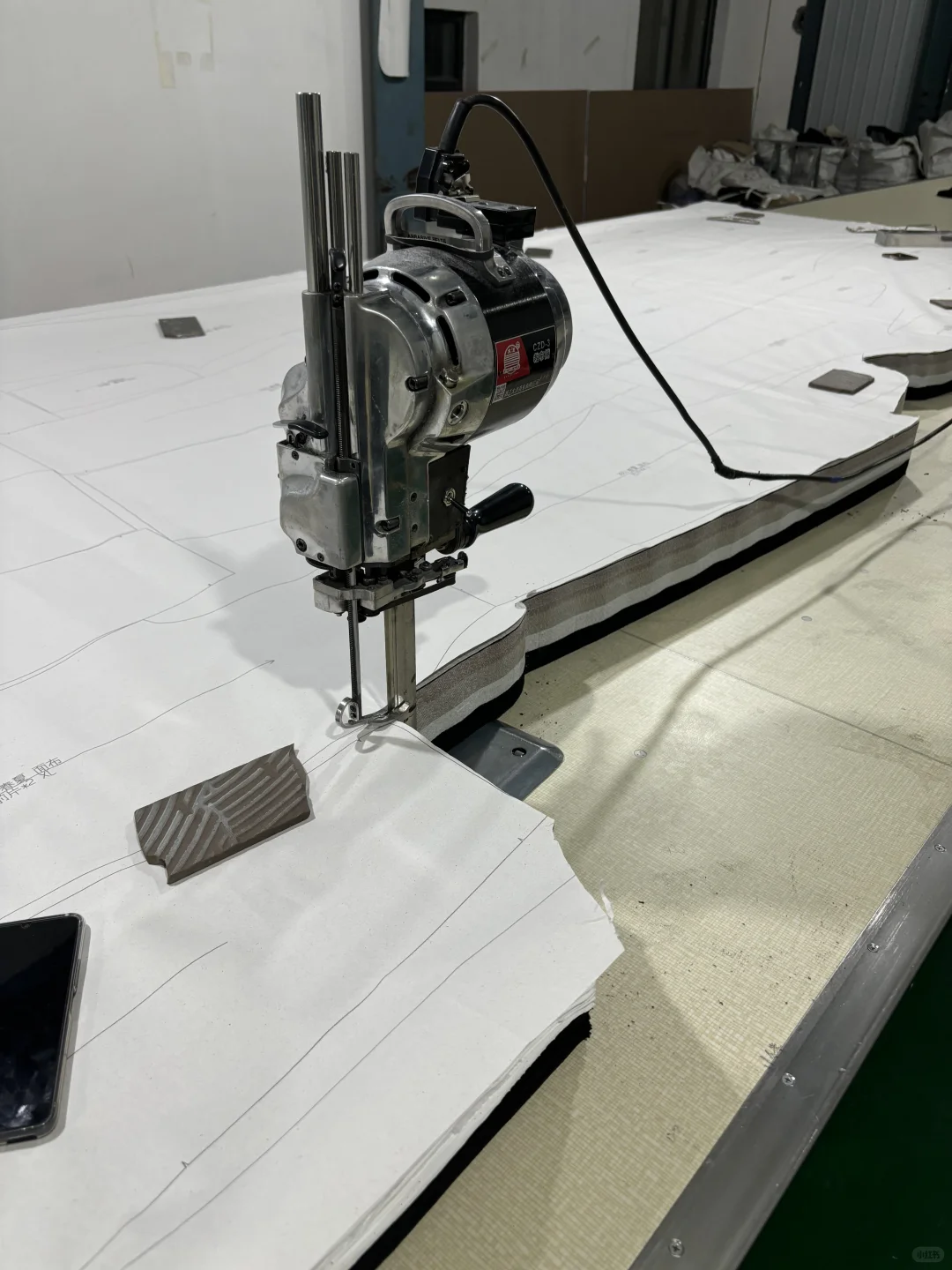 服装厂的裁剪日常:时尚诞生的第一步?