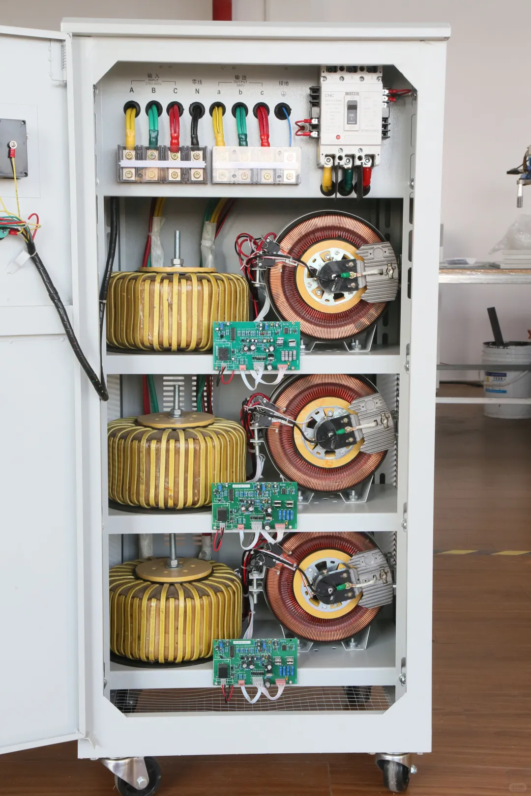 稳压器单相和三相一样吗？有什么不同？