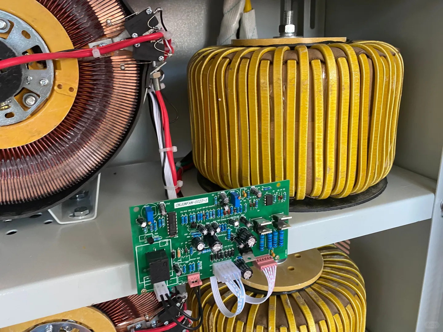 工厂三相稳压器是什么