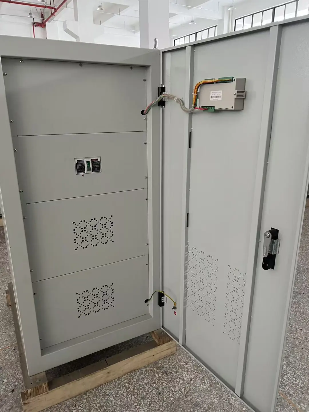 铜柱式大功率150KVA稳压器