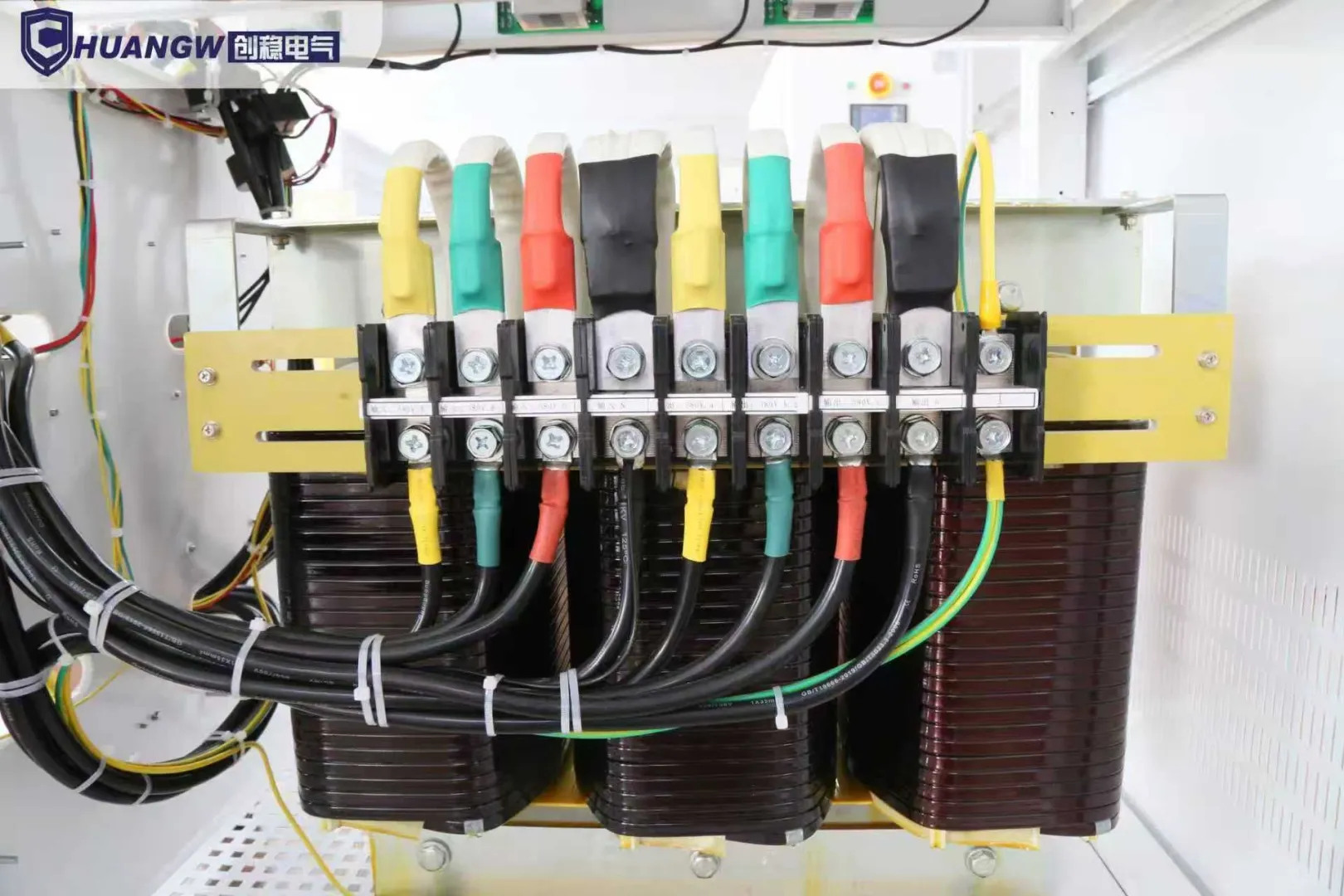 为精密设备供电：为何首选无触点稳压器？