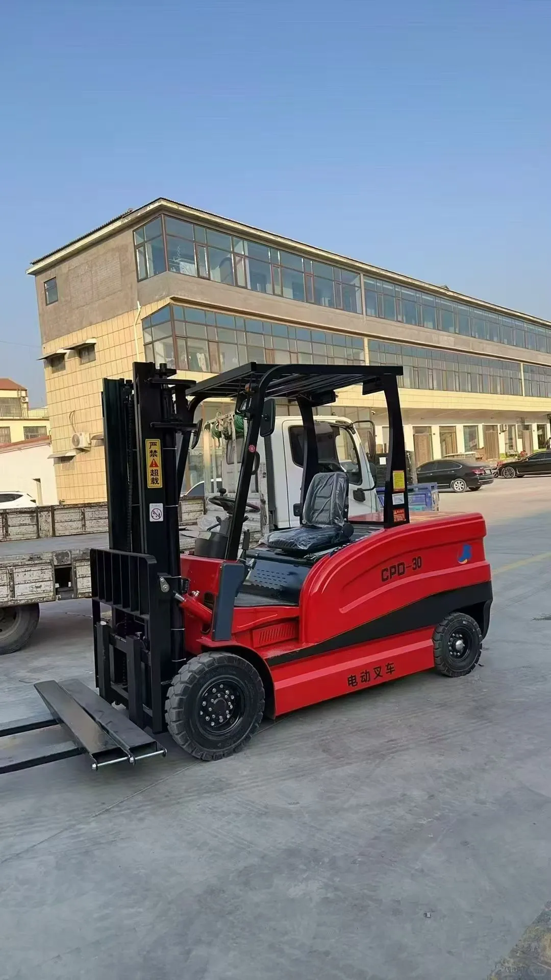 太酷了这台电动叉车！