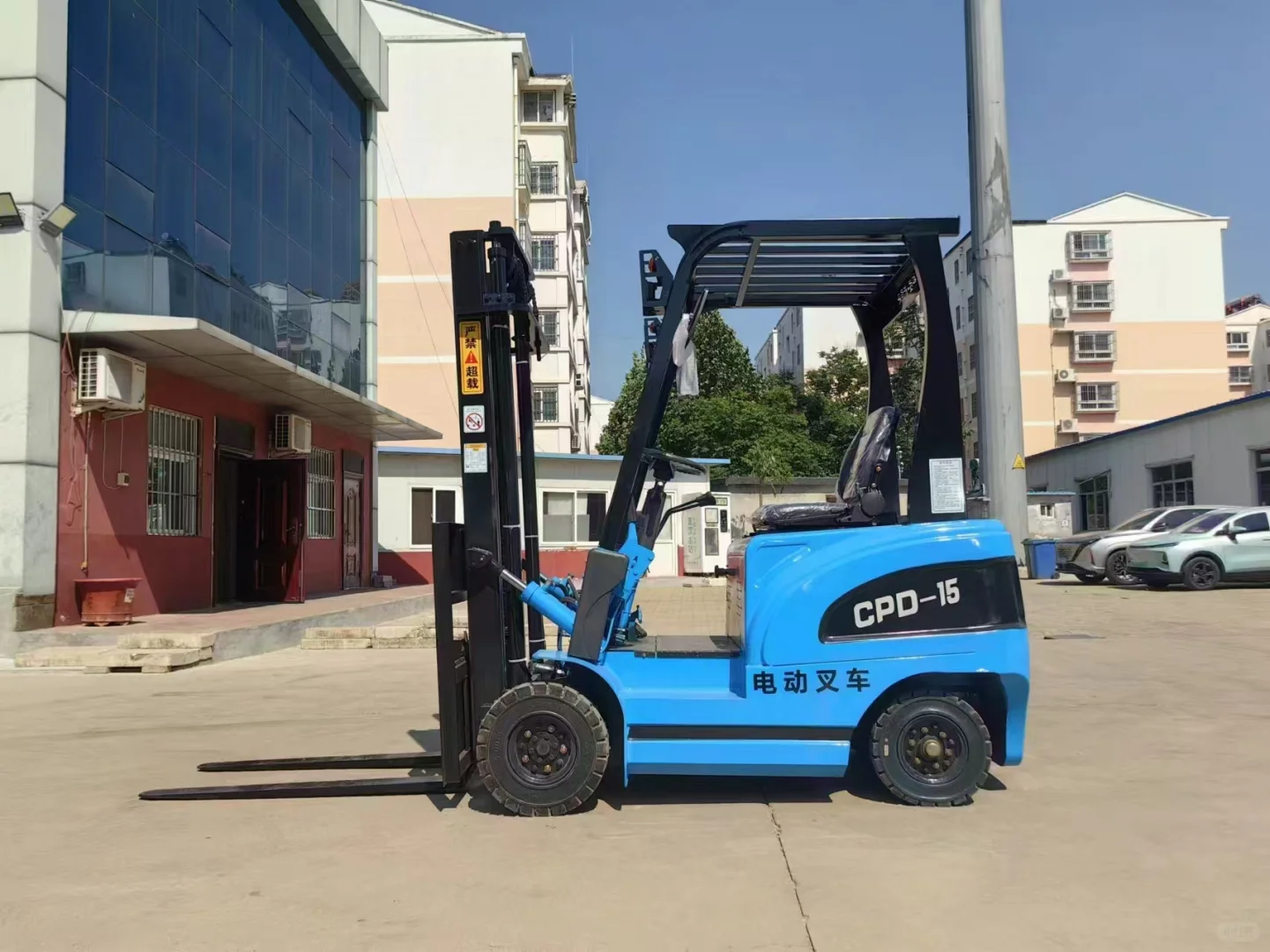 太酷了这台电动叉车！