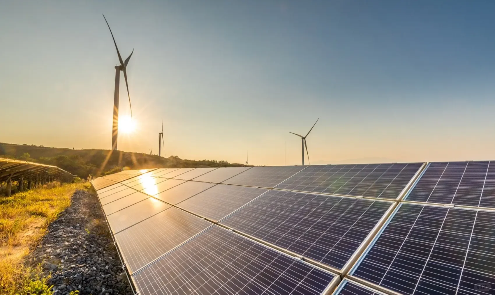 光伏板+逆变器+储能电池构成完整光储系统