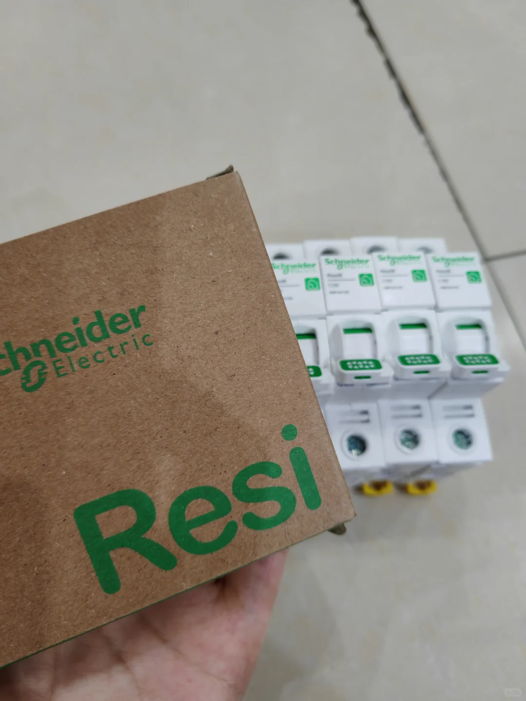 437元搞定R9系列14个空气开关