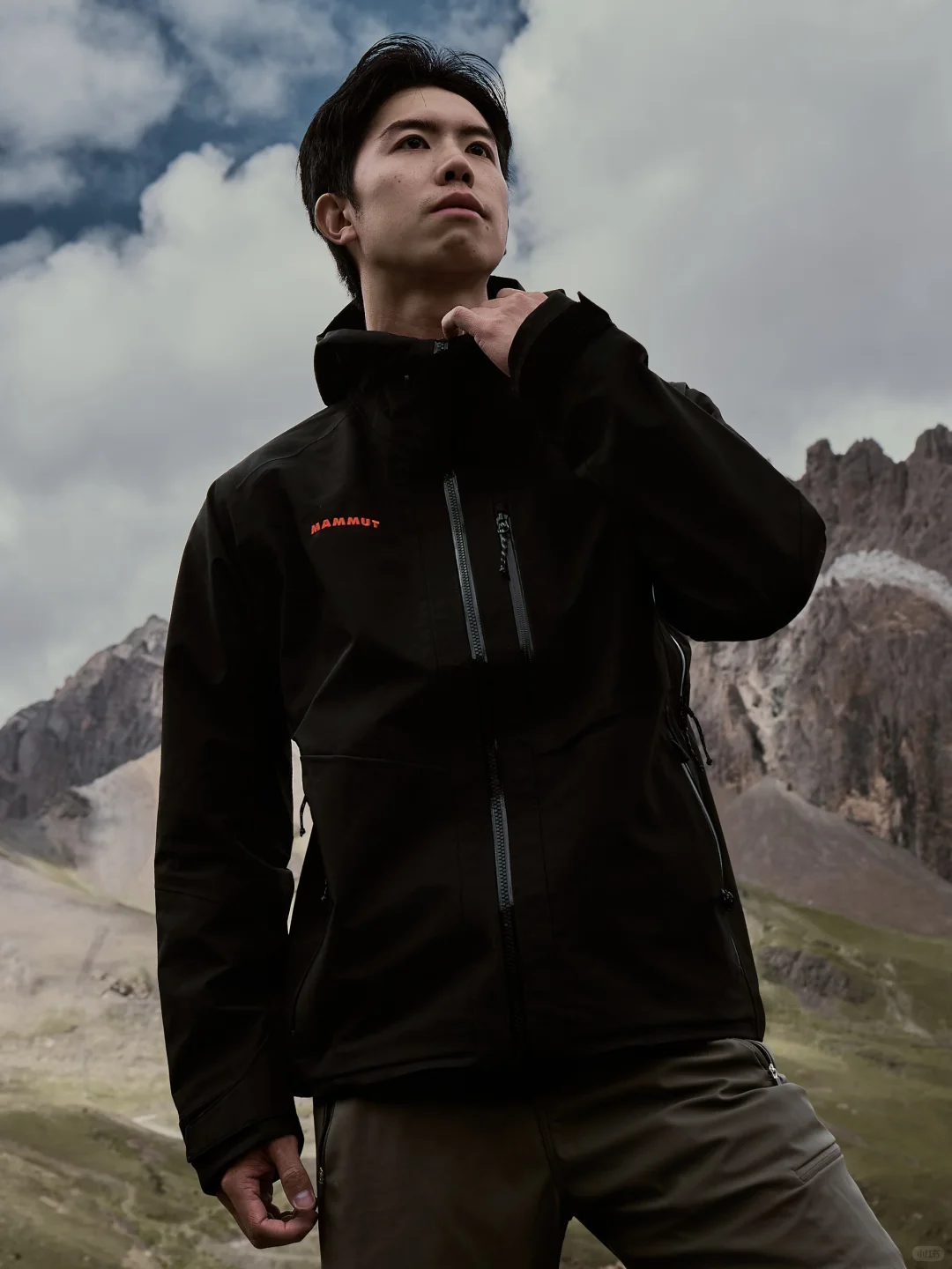 黑铉甲在身,攀越间尽显硬核锋芒