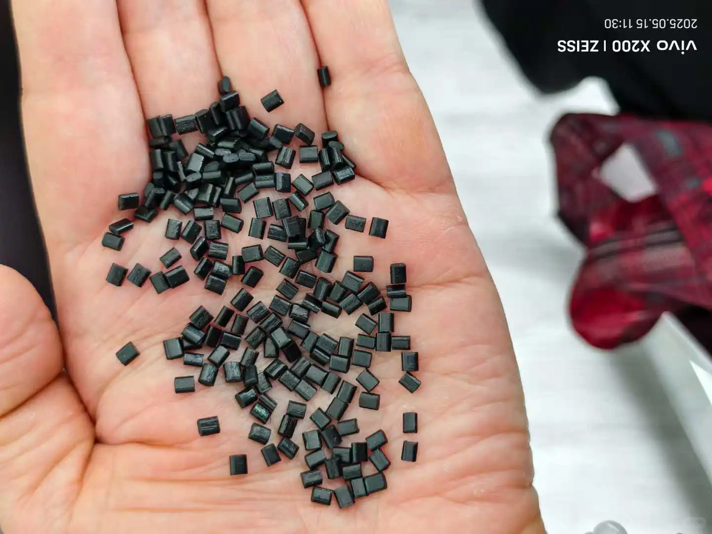 聚丙烯PP颗粒是一种塑料原料，广泛用于玩具及日常生活用品的制造。