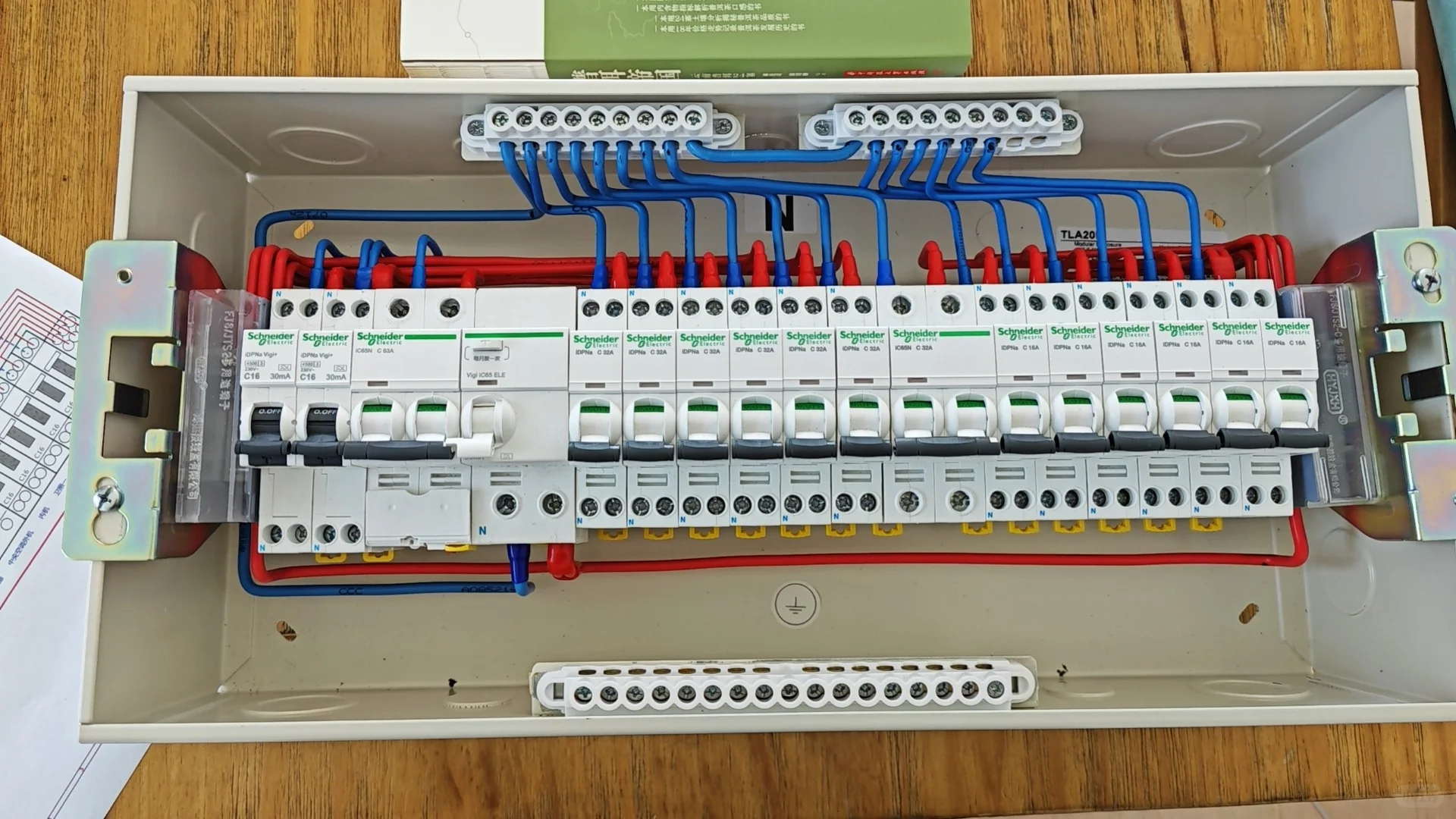 施耐德空开断路器配置设计与组装