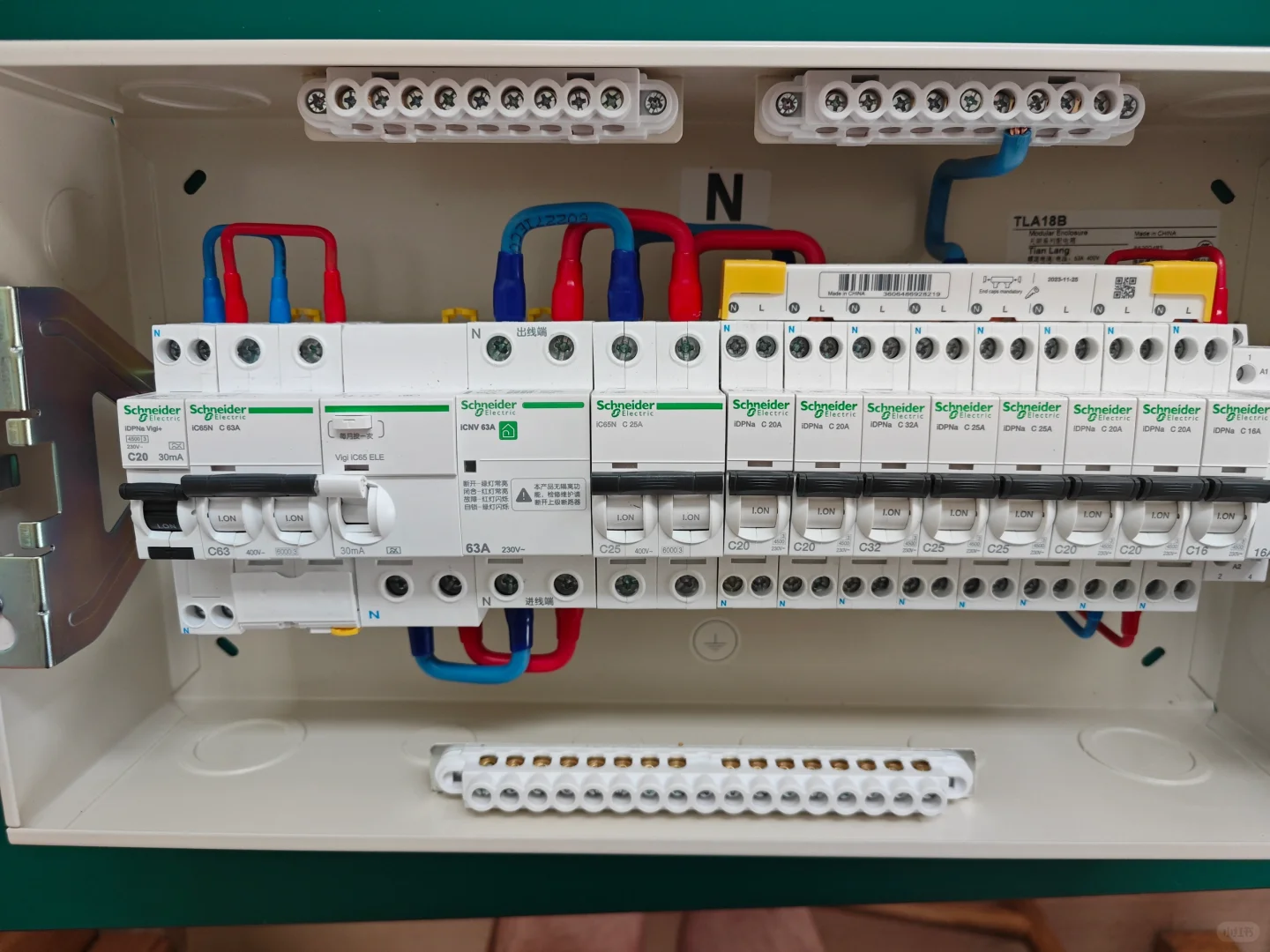 施耐德空开断路器配置设计与组装