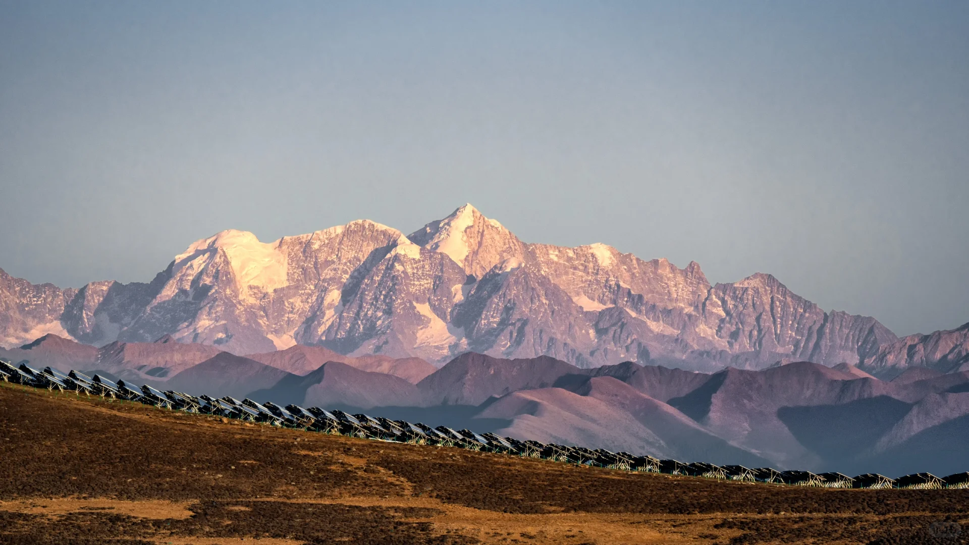 雪山下的光伏电站