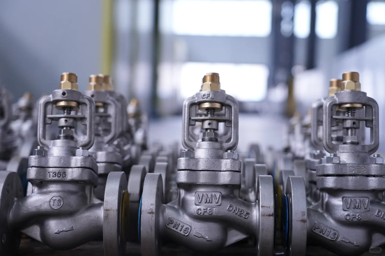 进厂吧，双休，做新媒体运营年入15个