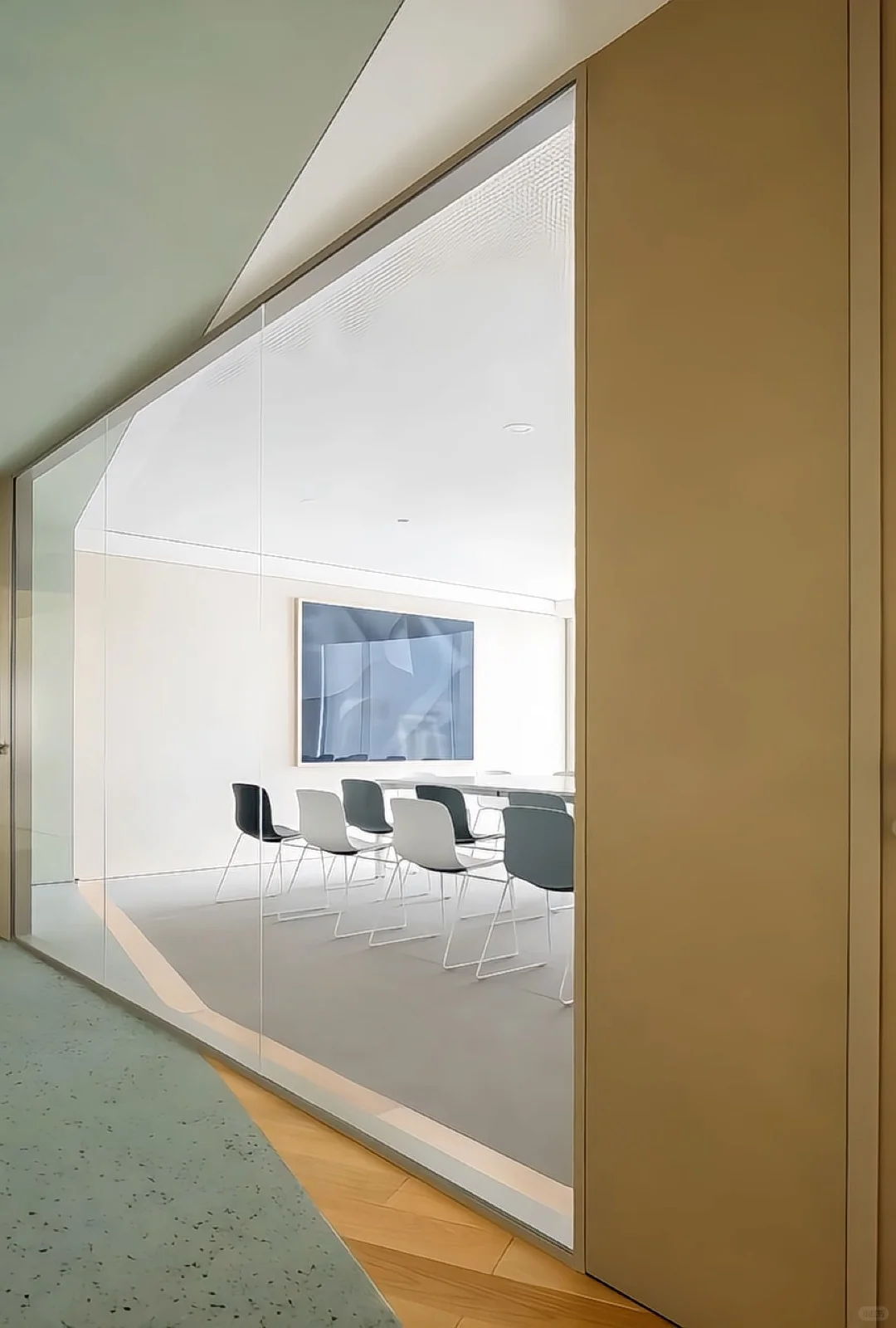 论现代风办公室玻璃隔断是如何做成的！