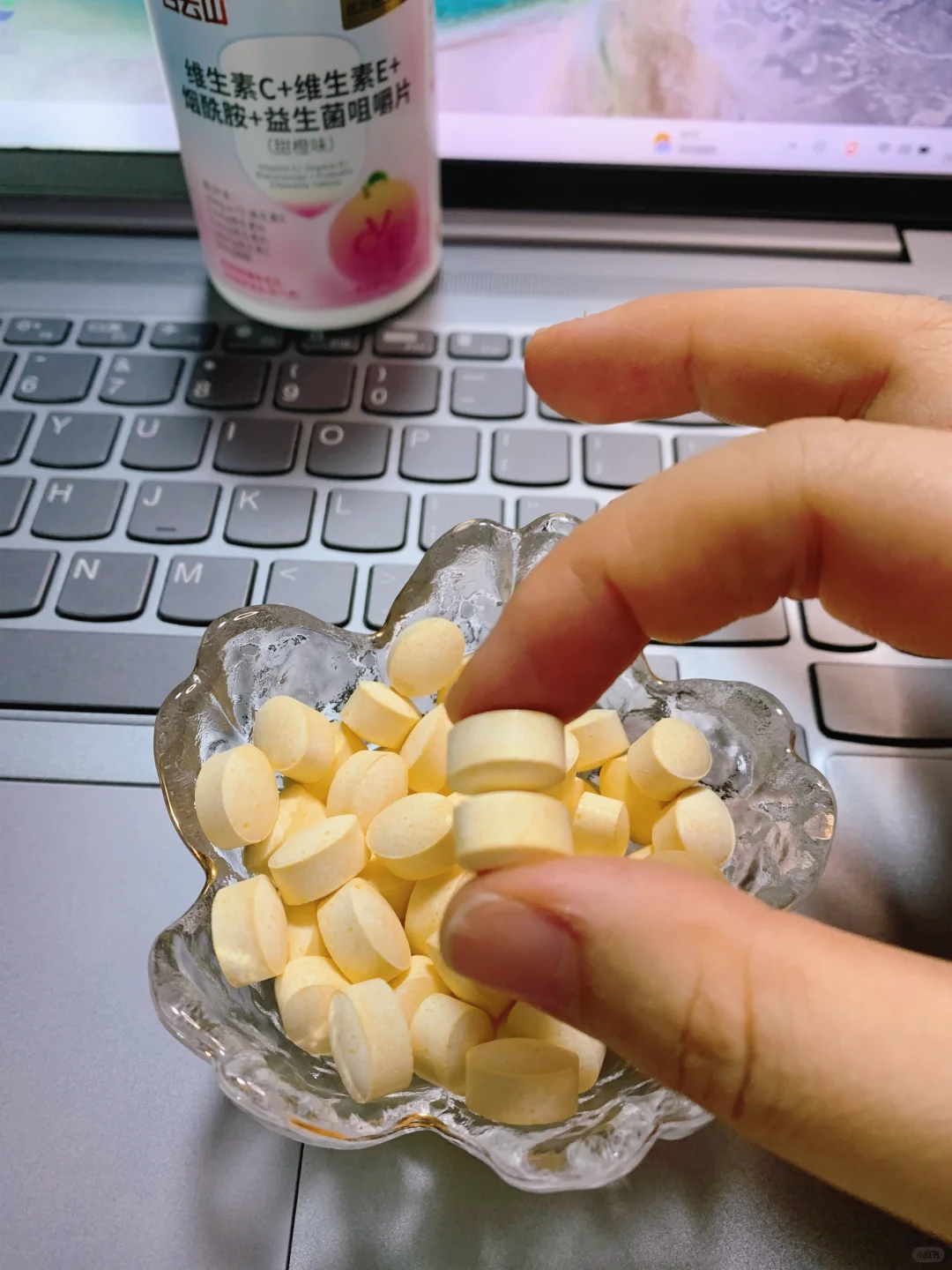 维C+维E+烟酰胺！精致女生内服！嚼着吃?