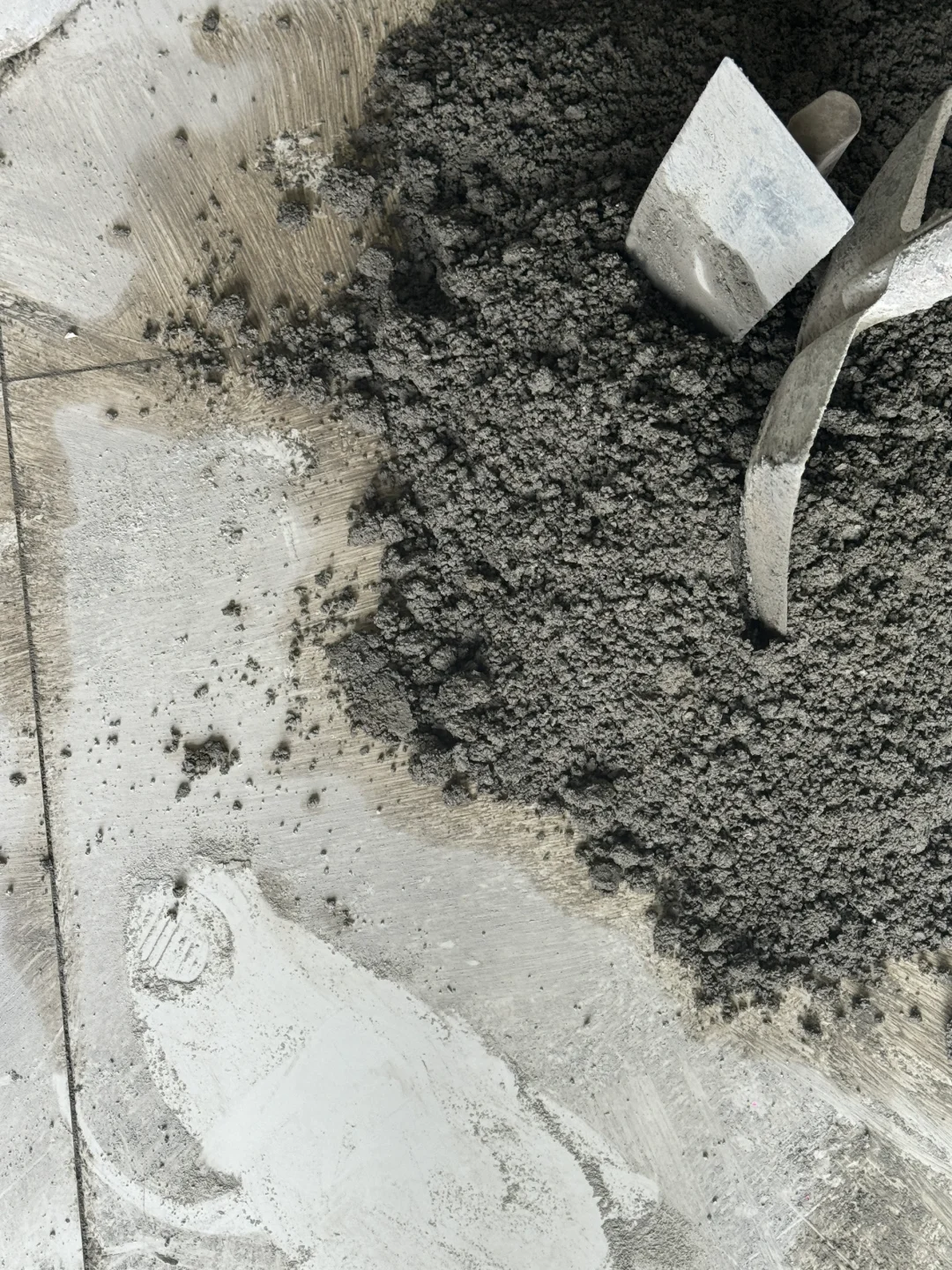 工人在我的柔光砖上面搅拌水泥……?