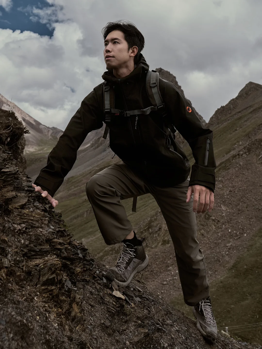 黑铉甲在身,攀越间尽显硬核锋芒