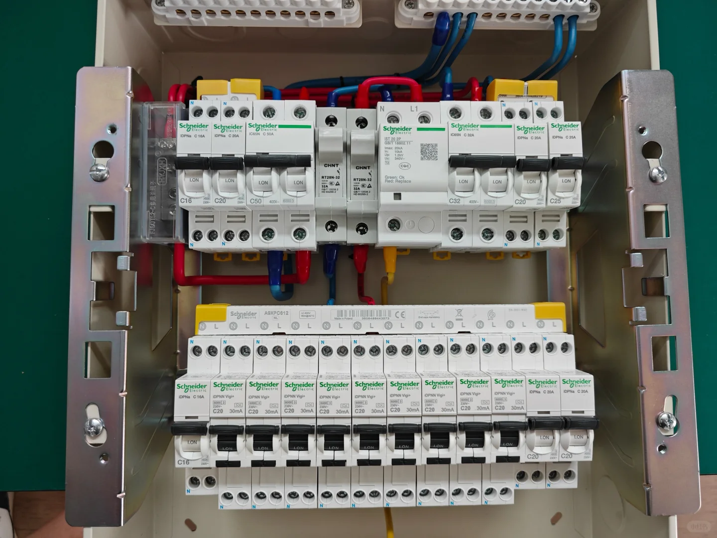 施耐德空开断路器配置设计与组装