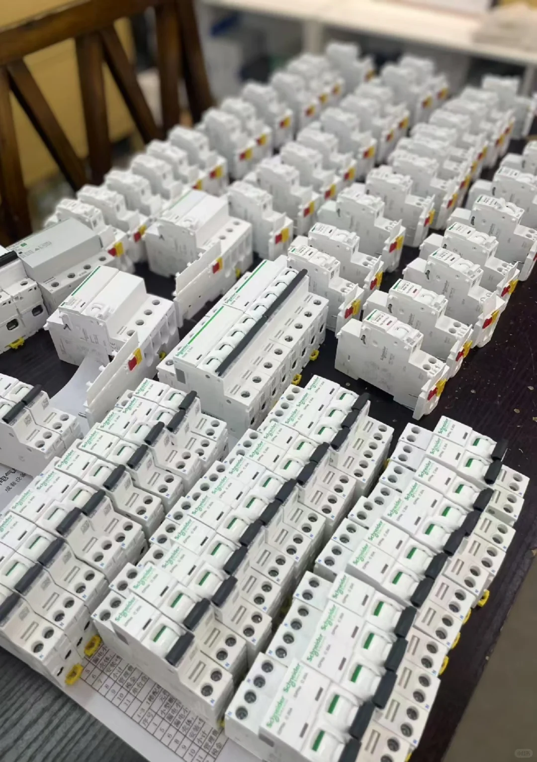 施耐德断路器的高颜值有多惊艳？