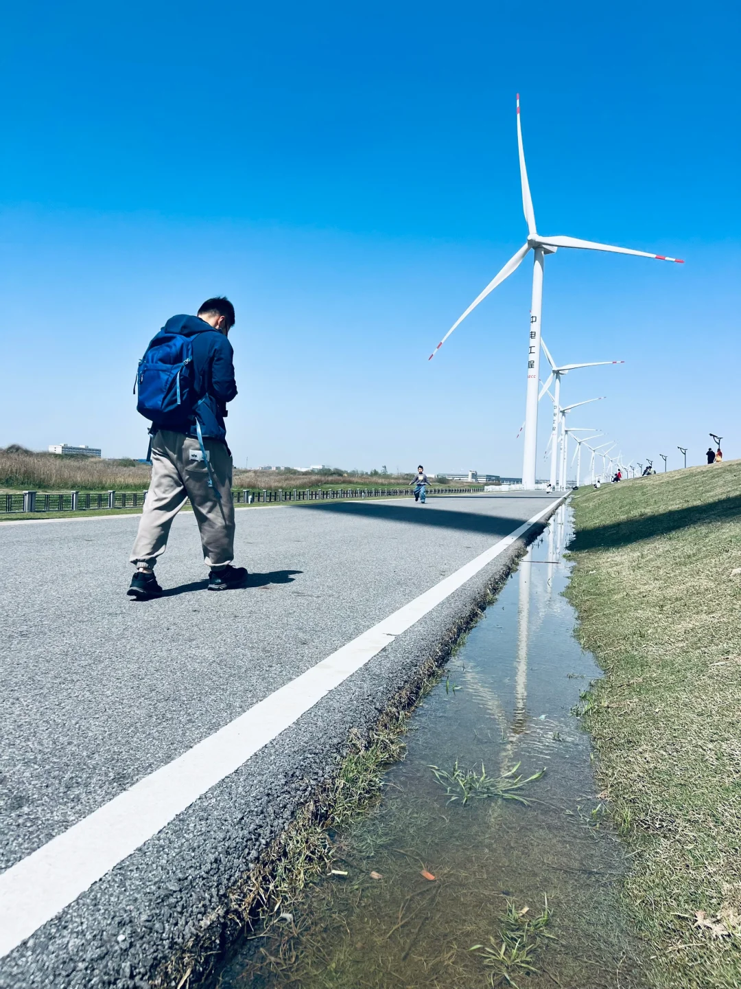 带孩子了解风力发电机。