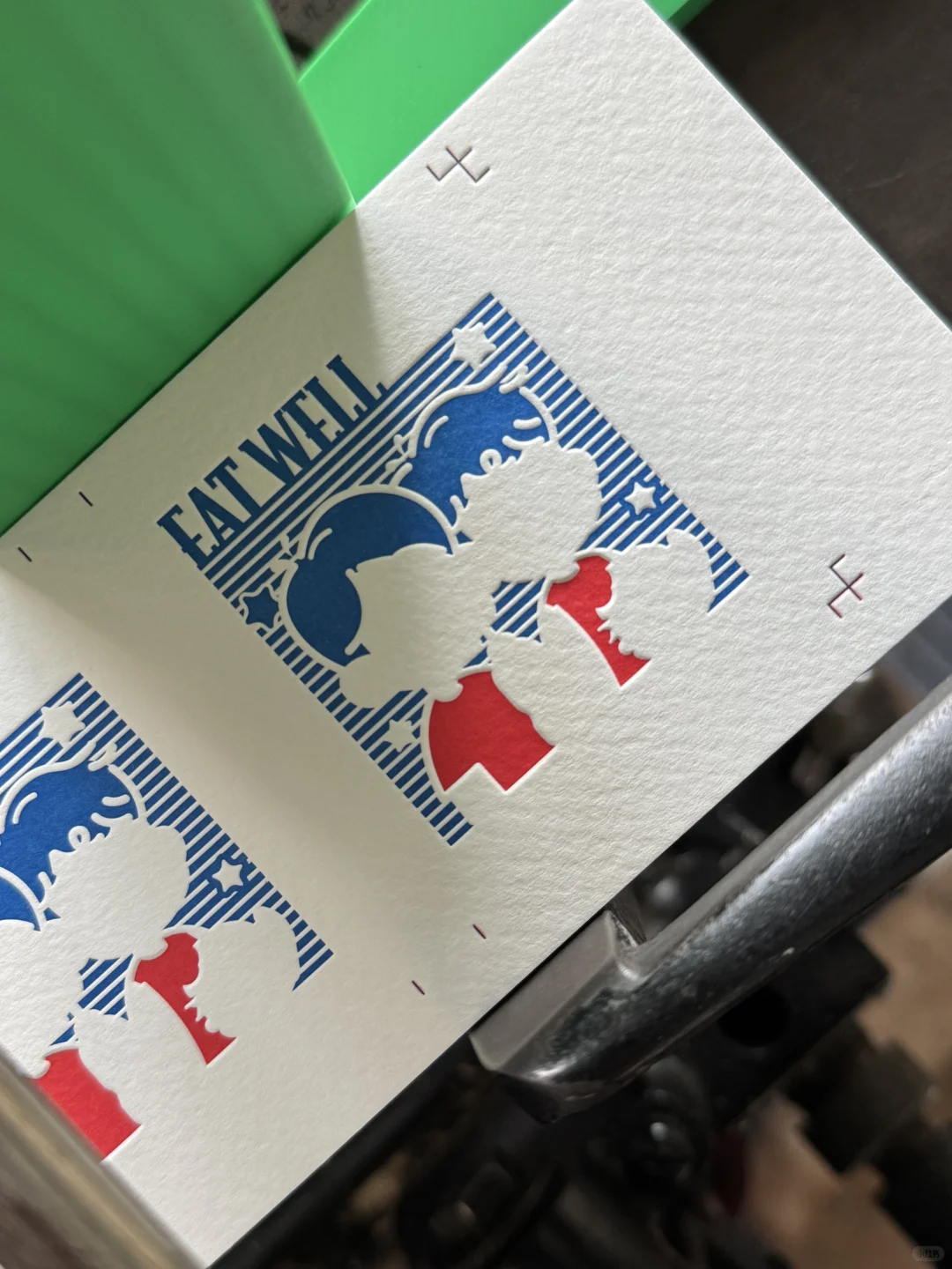 颜色被压到纸里面是什么样子