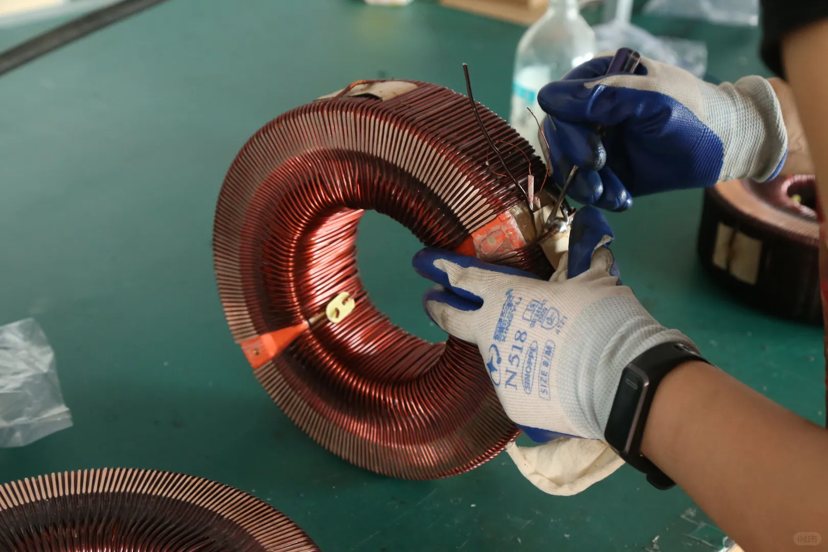 稳压器的补偿线圈是铜的吗？