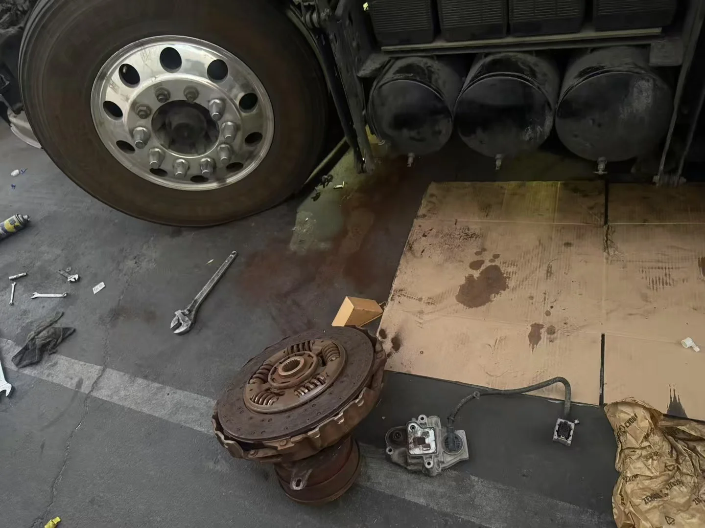 卡车修理，会的来??????