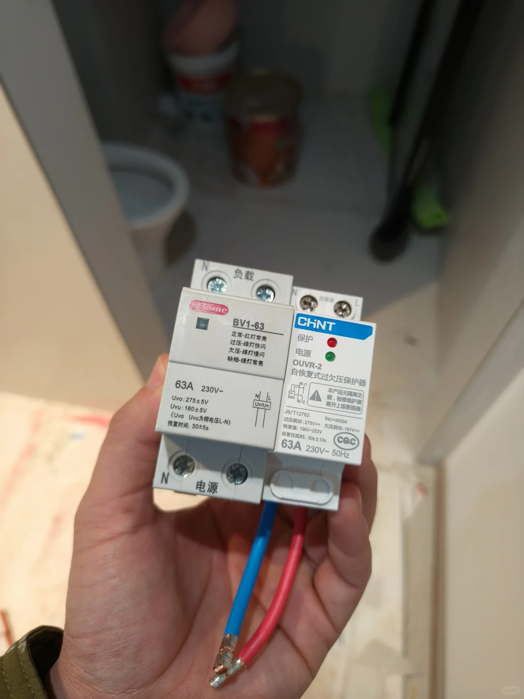 这俩自复式过欠压保护器，用哪个好？