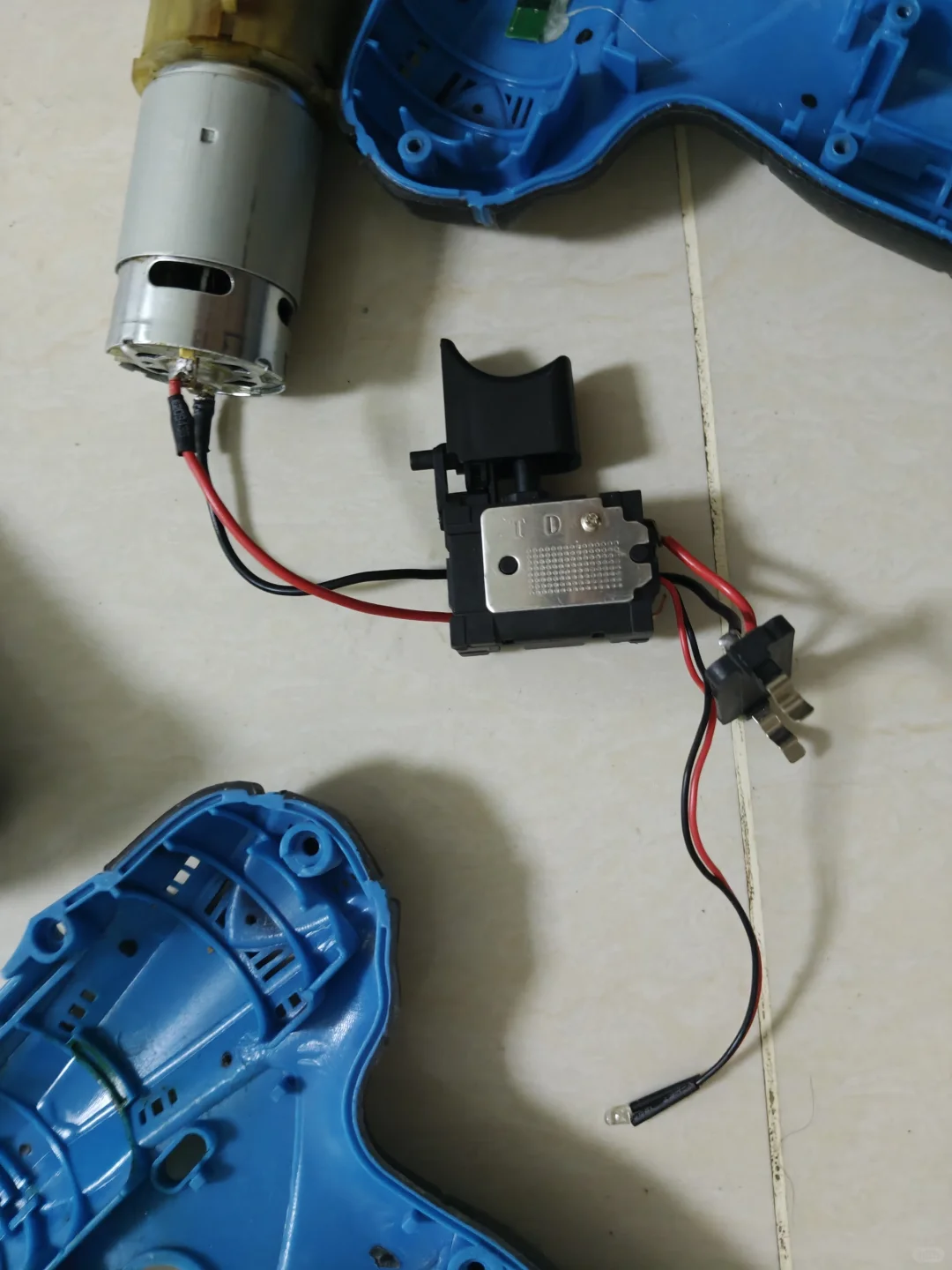 解决手电钻只能单向转动