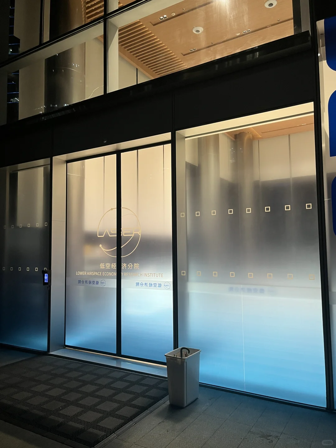 玻璃上贴上这个膜太好看了吧