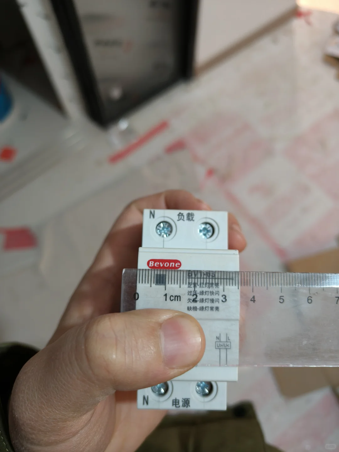 这俩自复式过欠压保护器，用哪个好？