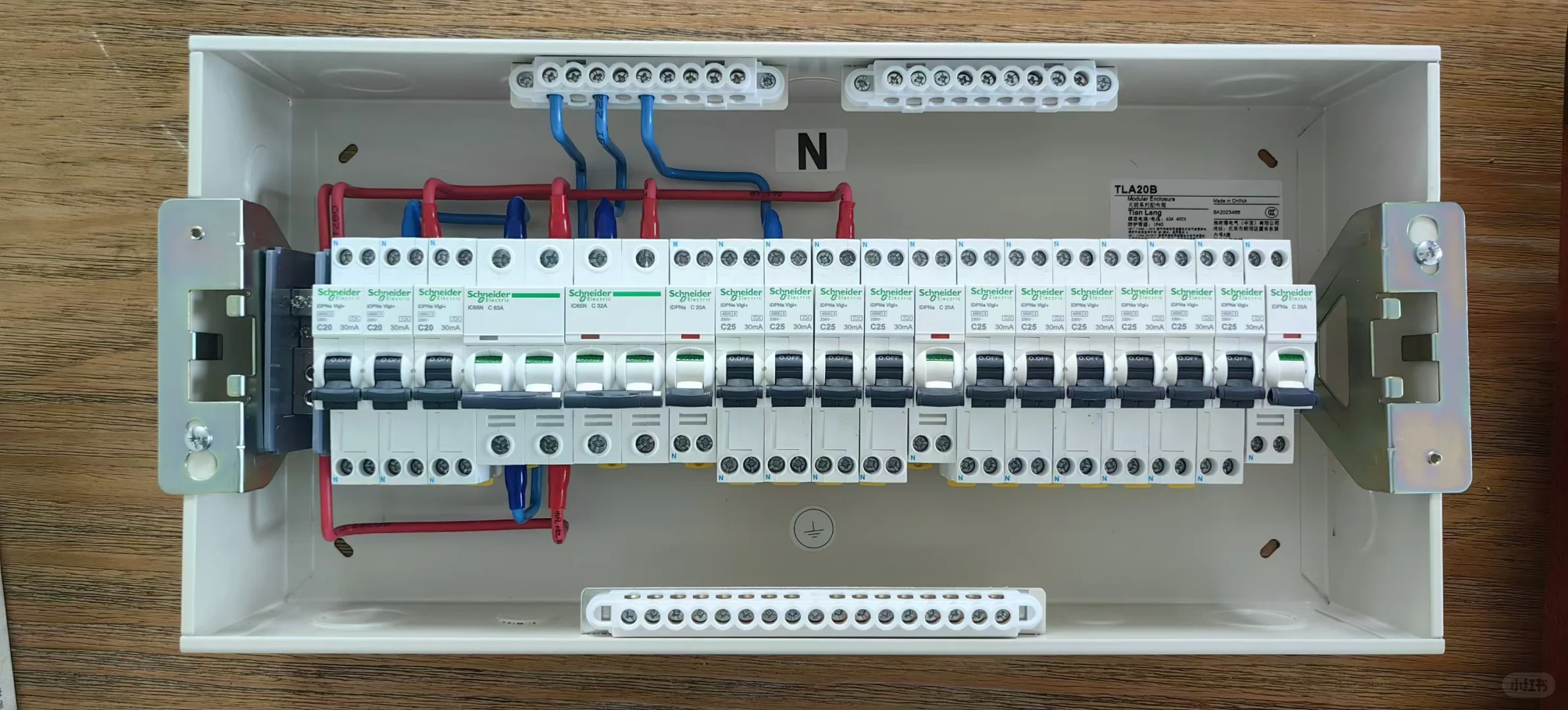 施耐德空开断路器配置设计与组装