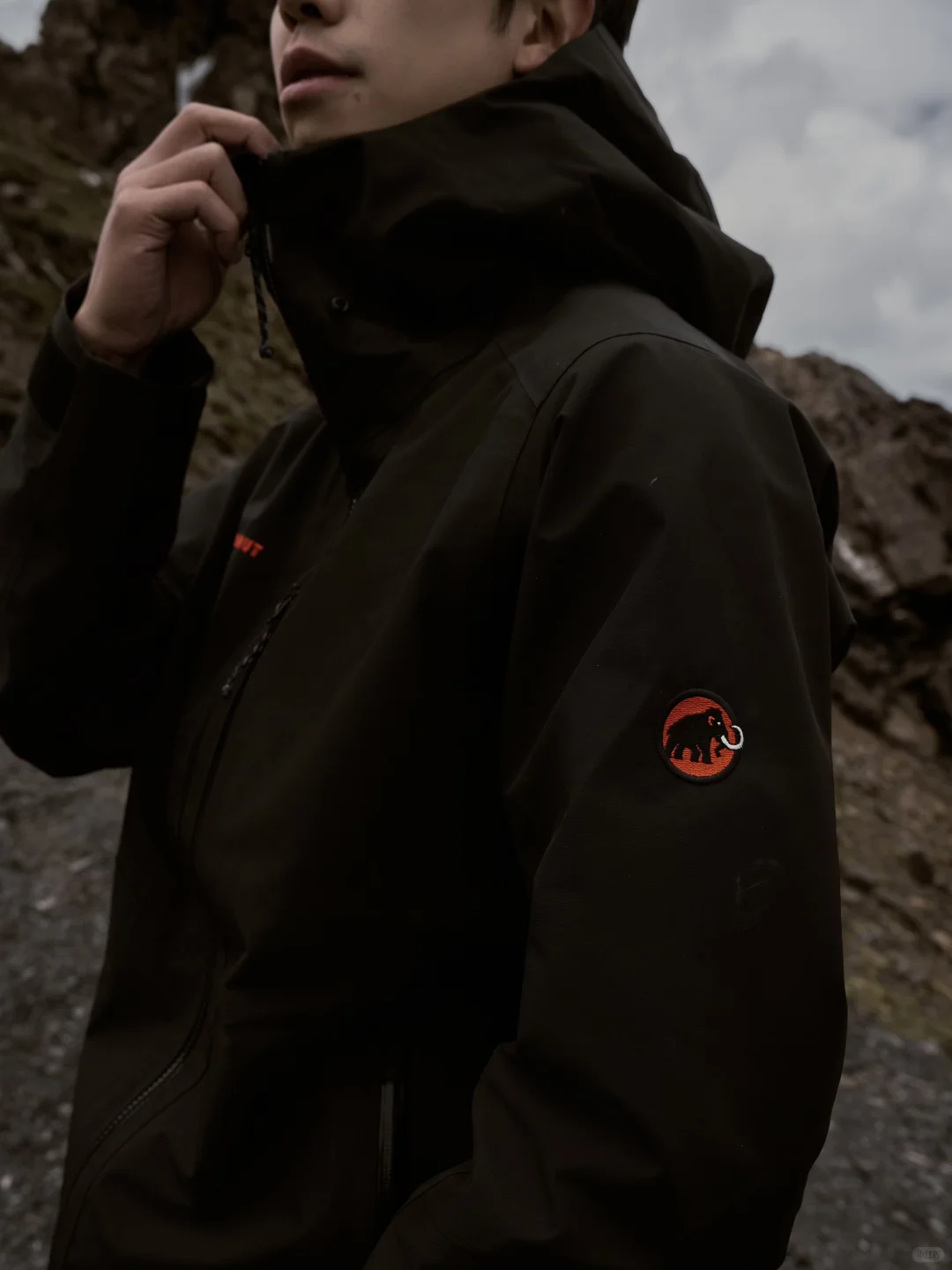 黑铉甲在身,攀越间尽显硬核锋芒