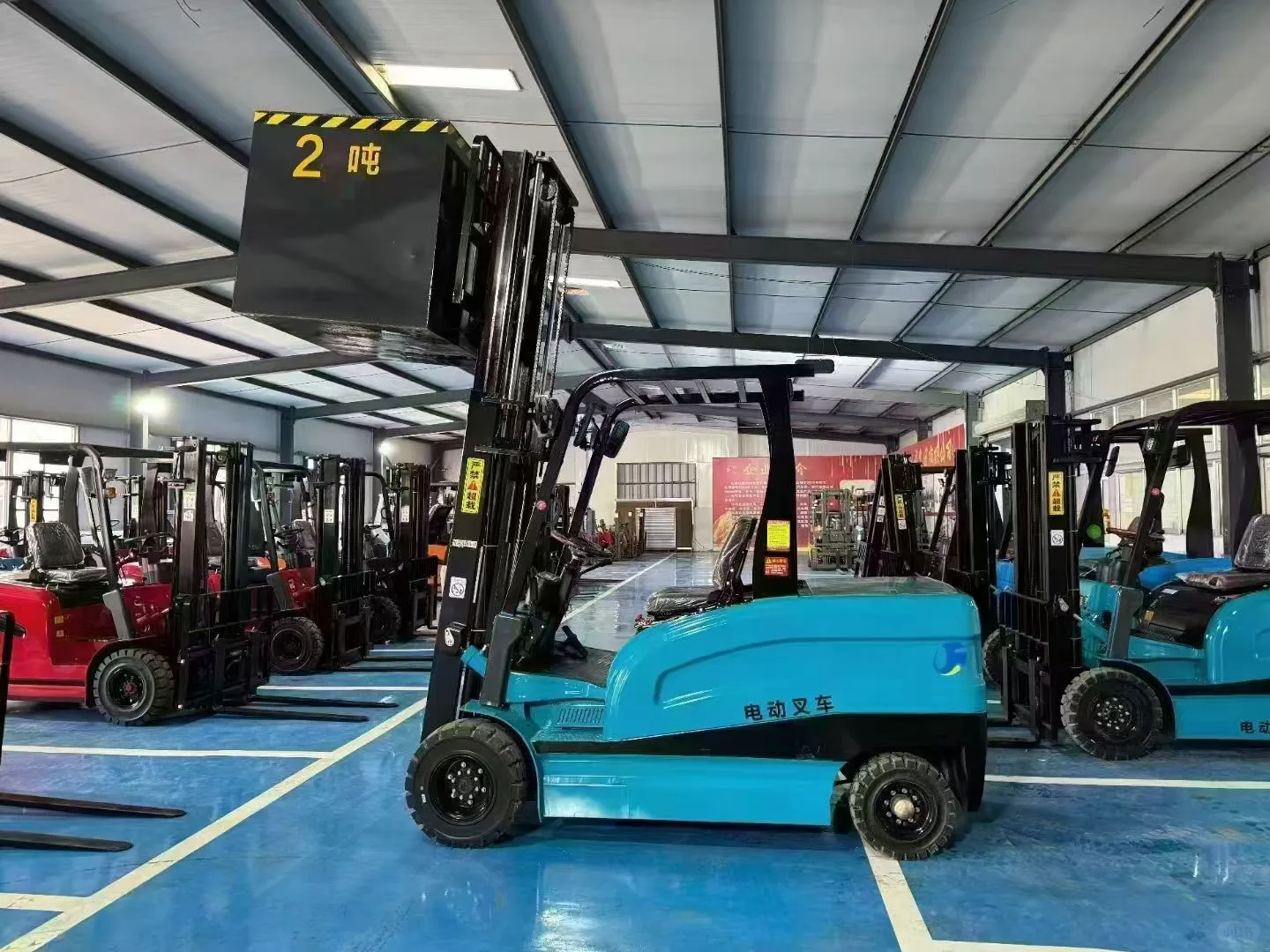 太酷了这台电动叉车！