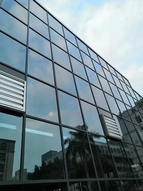 超高层建筑如何抵御强风玻璃幕墙结构设计