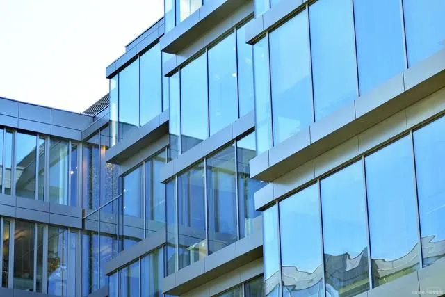 超高层建筑如何抵御强风玻璃幕墙结构设计