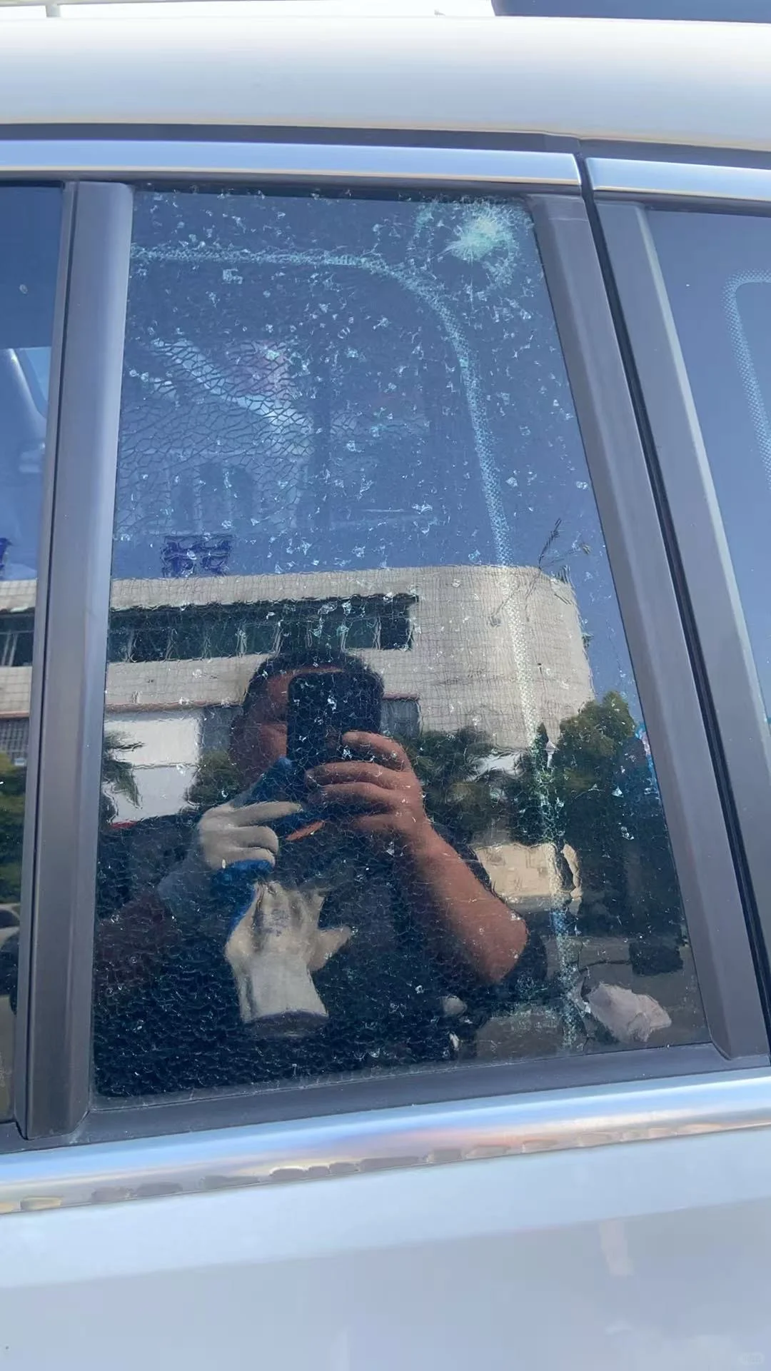 车在停车场被砸，求助能看出是什么工具吗