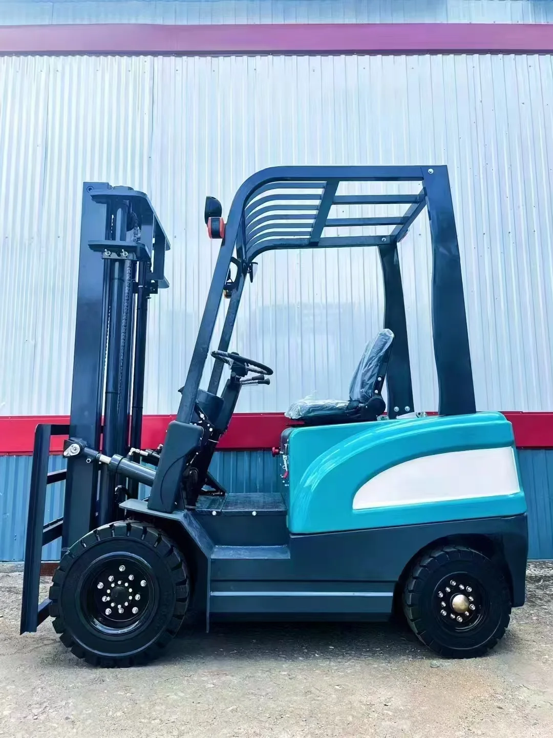 太酷了这台电动叉车！