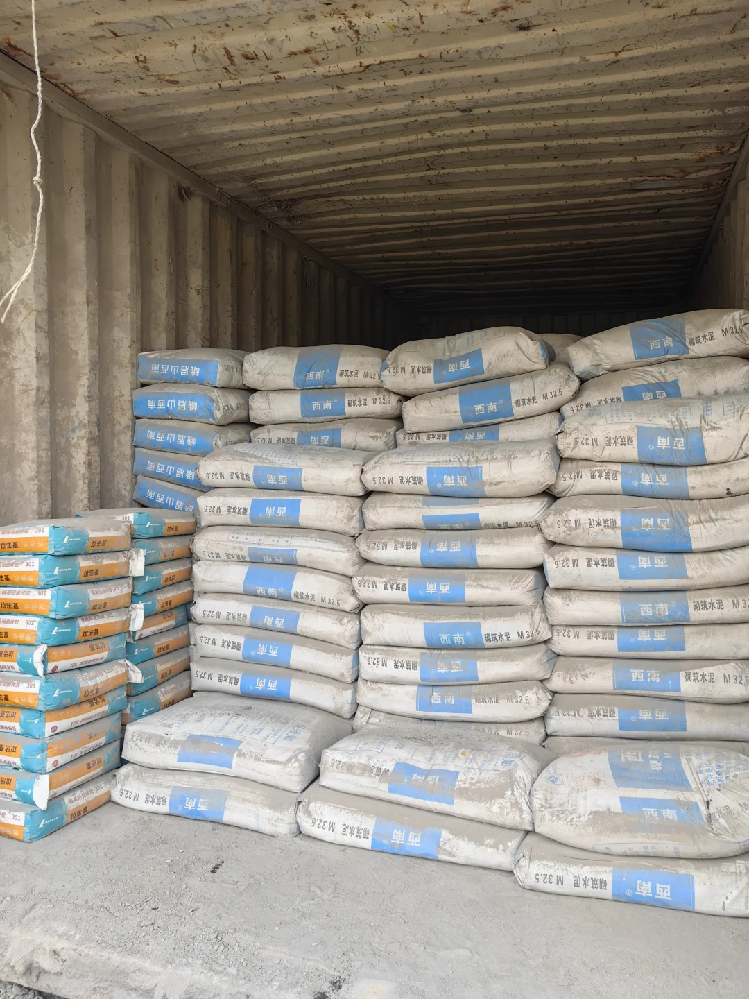 朋友介绍来这买水泥，价格比外面便宜太多