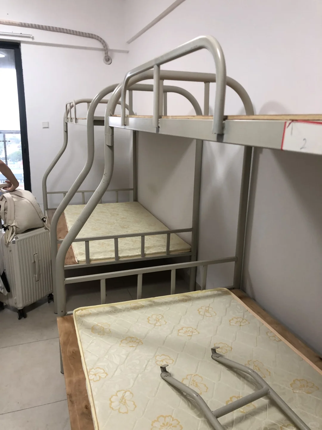 00后女生在电子厂的365天 | 包住宿舍长这样