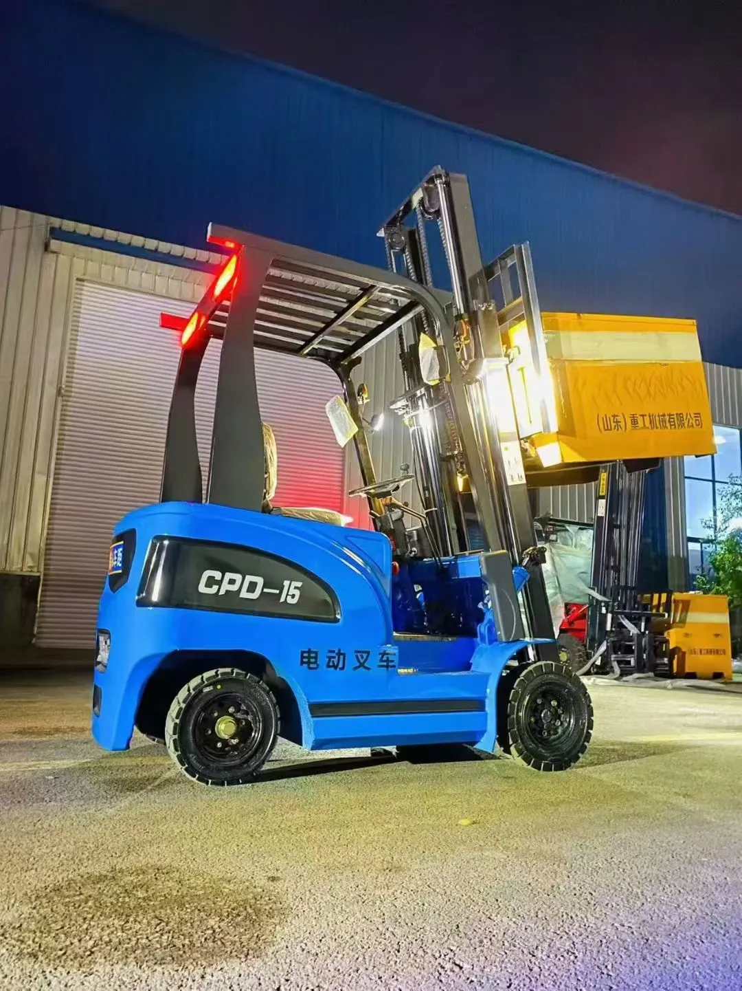 太酷了这台电动叉车！