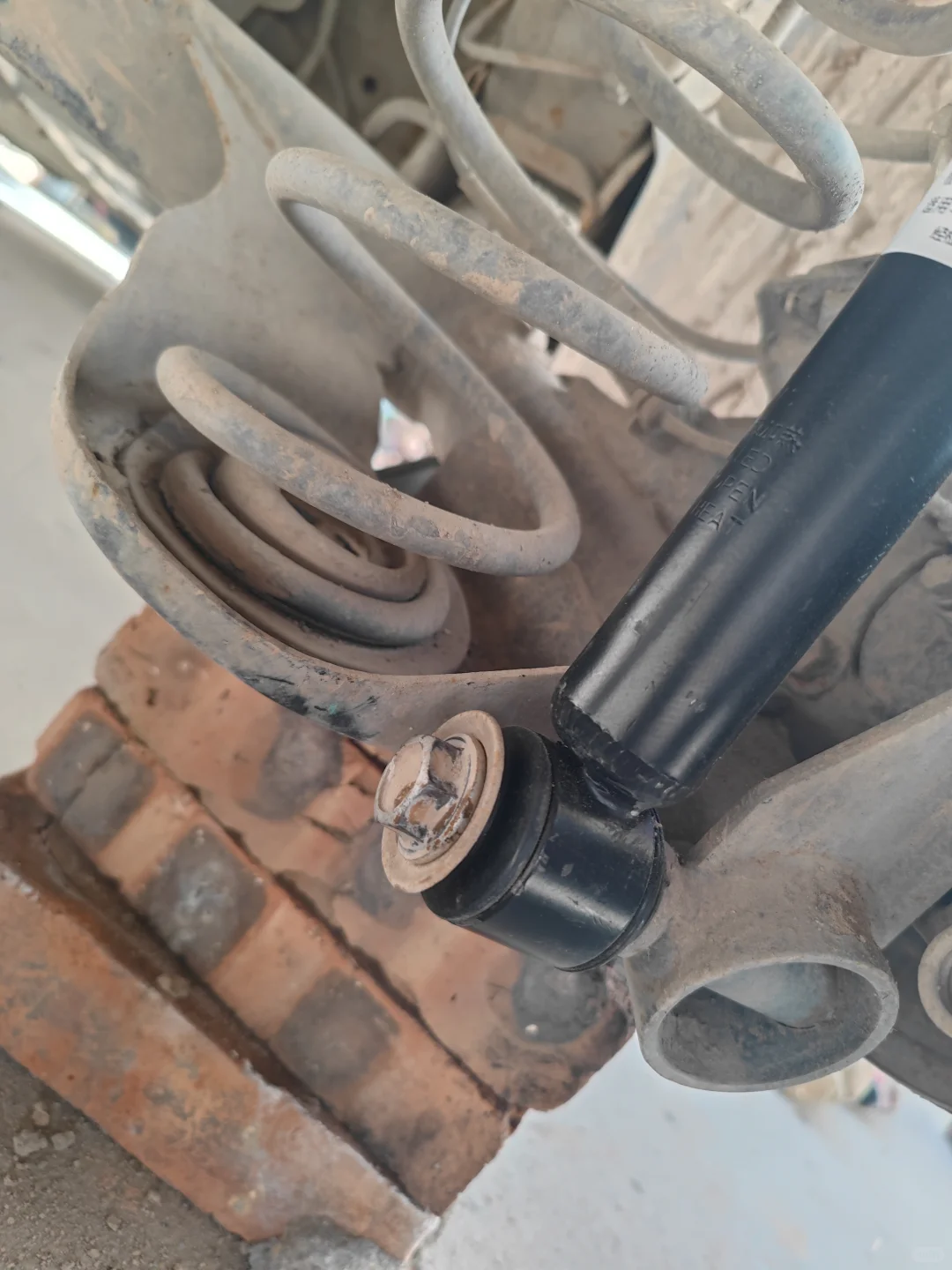 自己动手更换宝骏510后减震（减震更换）