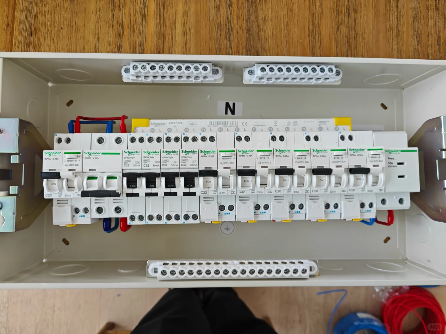 施耐德空开断路器配置设计与组装