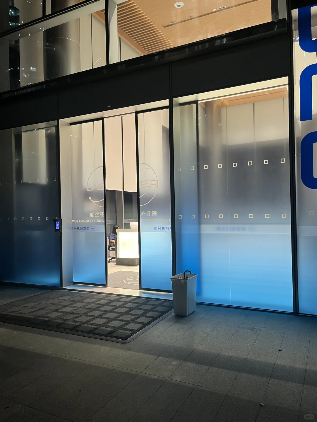 玻璃上贴上这个膜太好看了吧