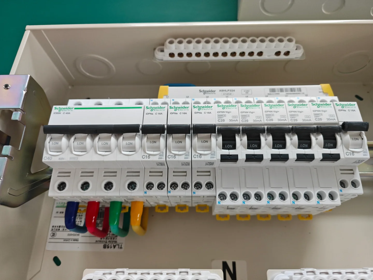施耐德空开断路器配置设计与组装