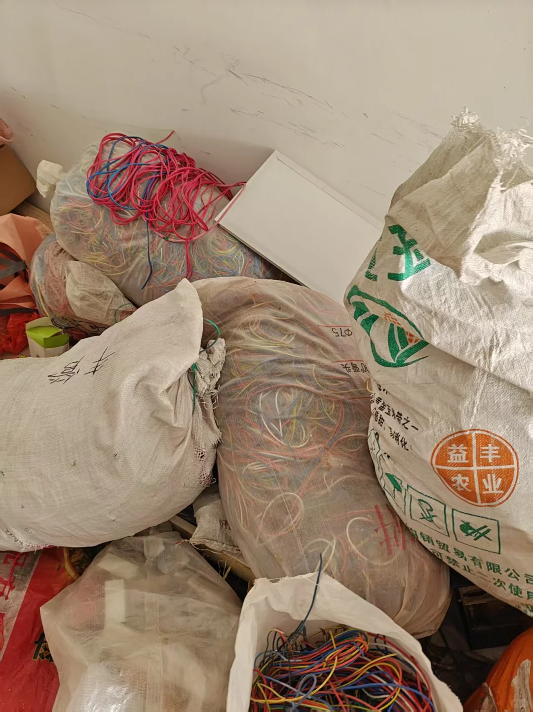 上个月表叔卖废铜赚了5W，今天他问我该不