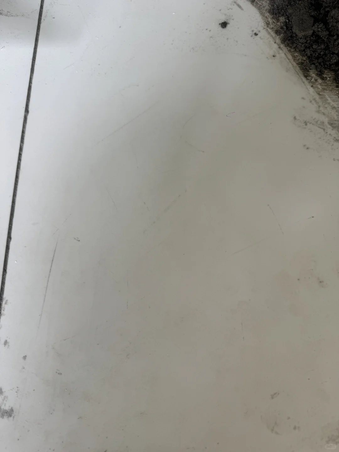 工人在我的柔光砖上面搅拌水泥……?