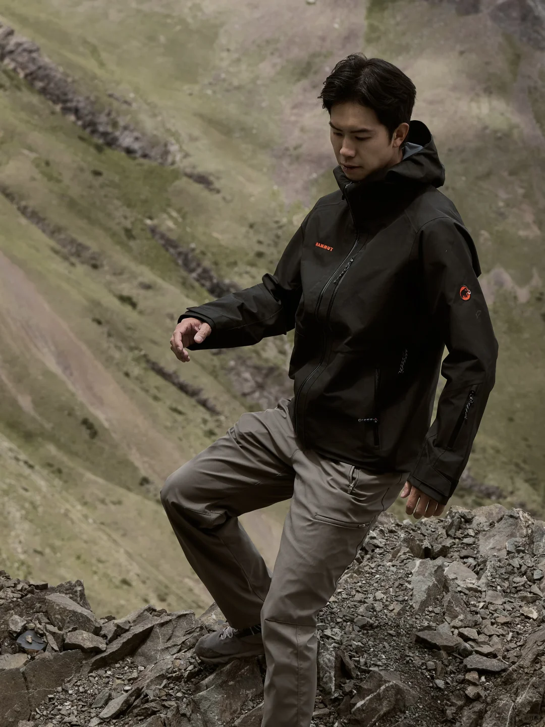 黑铉甲在身,攀越间尽显硬核锋芒