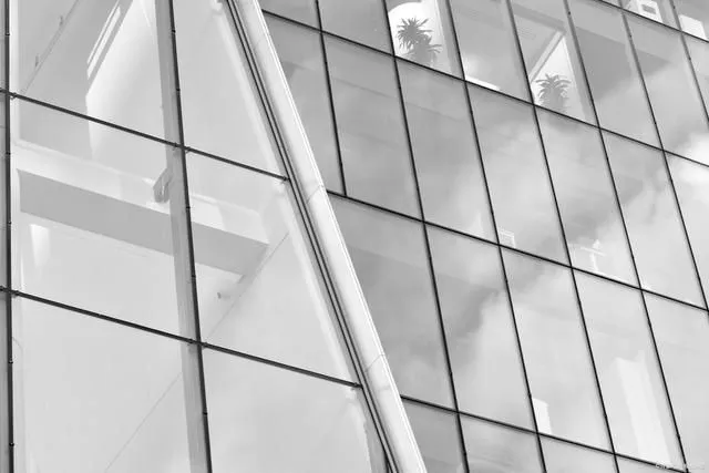 超高层建筑如何抵御强风玻璃幕墙结构设计