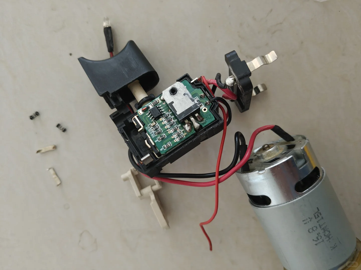 解决手电钻只能单向转动