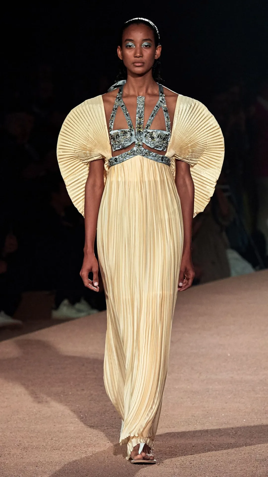 希腊风格和时尚:流动的雕塑之美